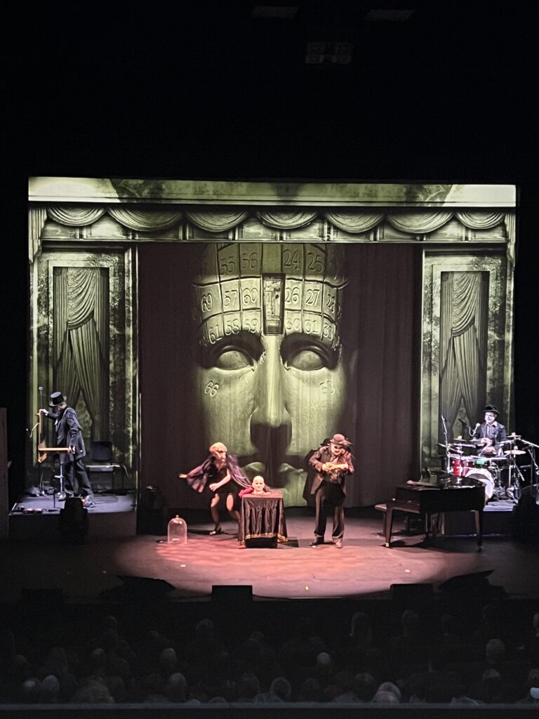 Une scène avec des musiciens, chanteurs et acteurs, du décor et le public. Francois chambard était sur les lieux pour la prestation en régie technique